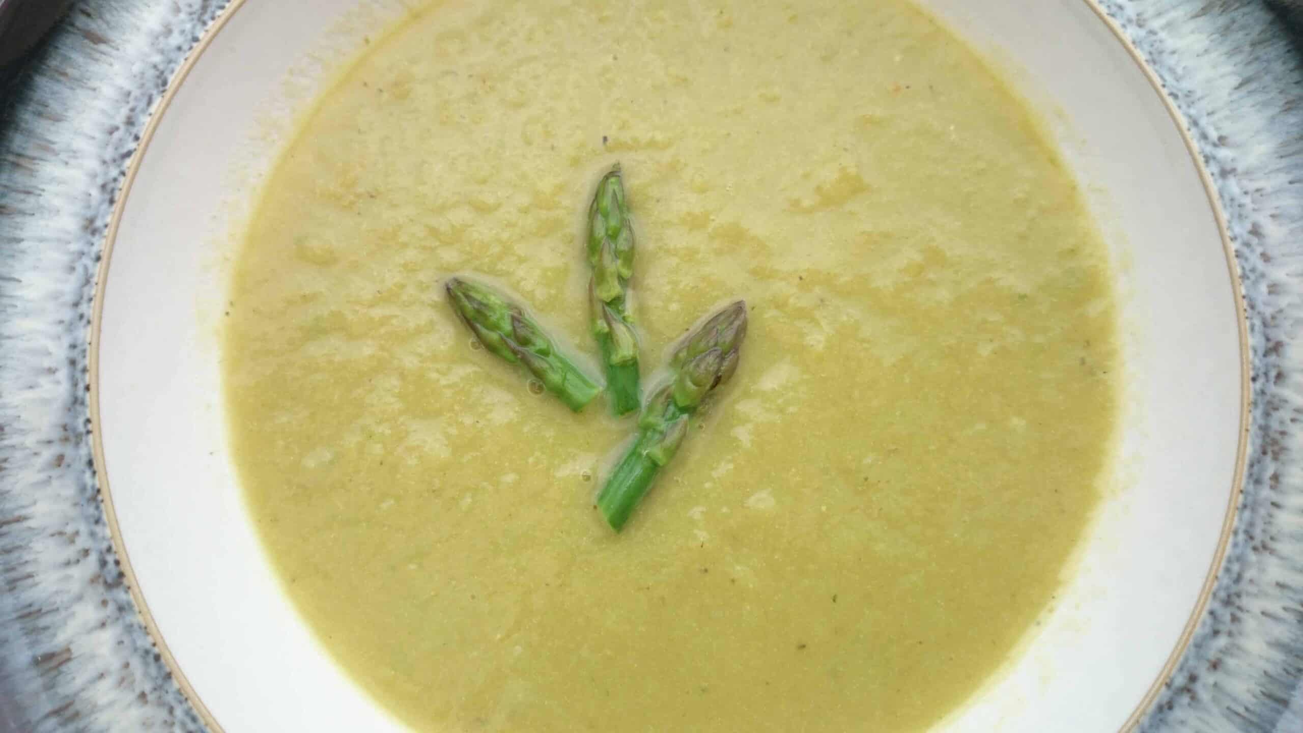 Slimming World Syn Free Asparagus Soup Maker Recipe in Denby Halo bowl