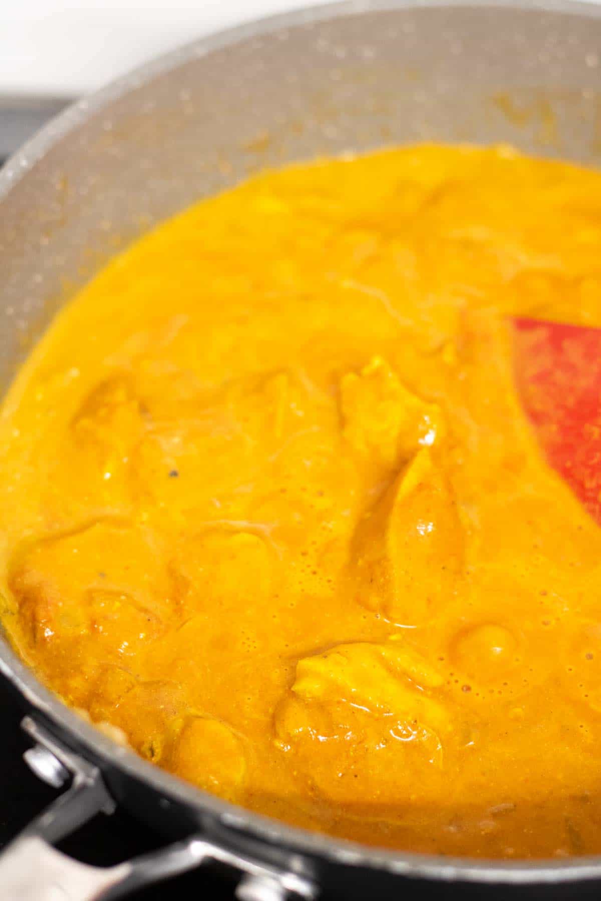 Simmering easy butter chicken in a pan without marinating