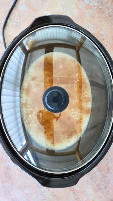 Lid on top of a slow cooker to cook rice pudding