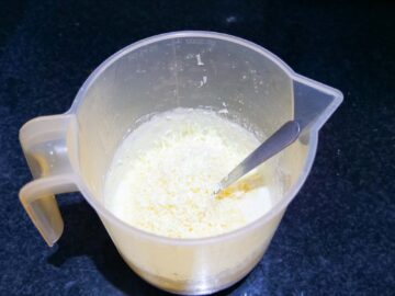 making an oat flour white cheese bechamel sauce in a microwable jug without butter for high fibre on Slimming World