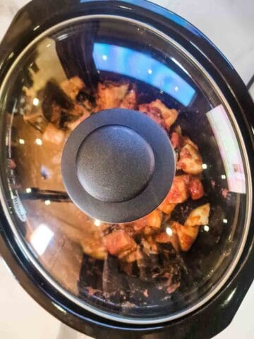 lid on a slow cooker to cook sausage curry