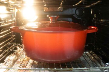 liddd Le Creuset casserole dish in the oven with lid on making a keto hotpot